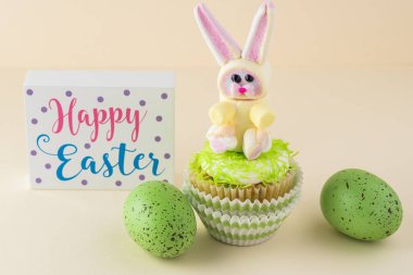 Paskalya için gökkuşağı hatmi bunny ile dekore kek.