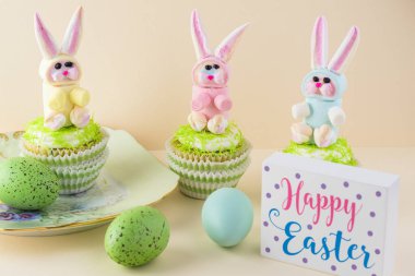 Paskalya için gökkuşağı hatmi bunny ile dekore kek.