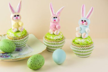 Paskalya için gökkuşağı hatmi bunny ile dekore kek.