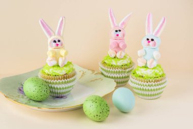 Paskalya için gökkuşağı hatmi bunny ile dekore kek.