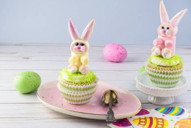 Paskalya için gökkuşağı hatmi bunny ile dekore kek.