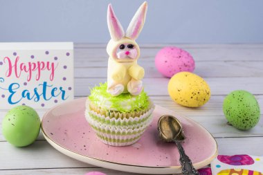 Paskalya için gökkuşağı hatmi bunny ile dekore kek.