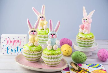 Paskalya için gökkuşağı hatmi bunny ile dekore kek.