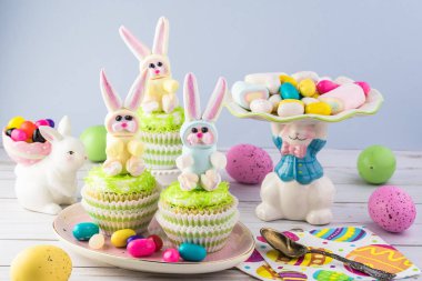 Paskalya için gökkuşağı hatmi bunny ile dekore kek.