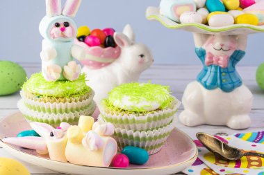 Paskalya için gökkuşağı hatmi bunny ile dekore kek.