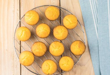 Tepsi soğutma üzerinde mini Mısır ekmeği kek.