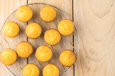 Tepsi soğutma üzerinde mini Mısır ekmeği kek.