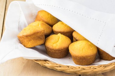 Mini mısır ekmeği kek bir plaka üzerinde.