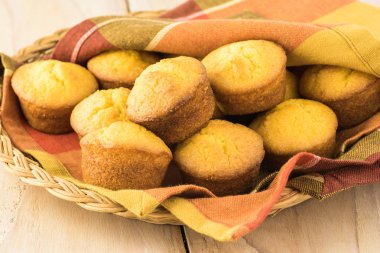 Mini mısır ekmeği kek bir plaka üzerinde.