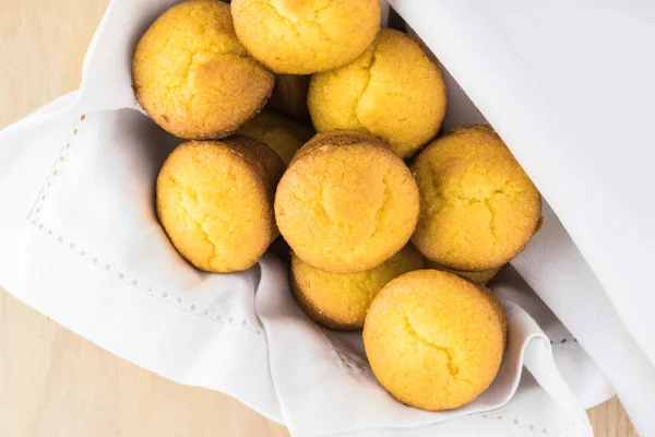 Kukuřičný Chléb Mini Muffiny Košíku — Stock fotografie
