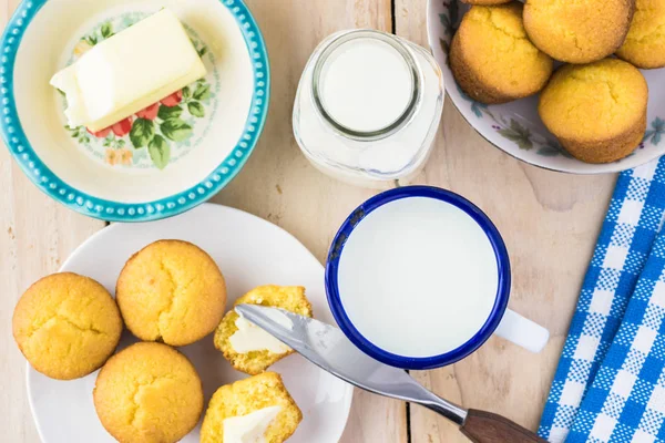 Mini Magdalenas Pan Maíz Plato Una Taza Leche —  Fotos de Stock