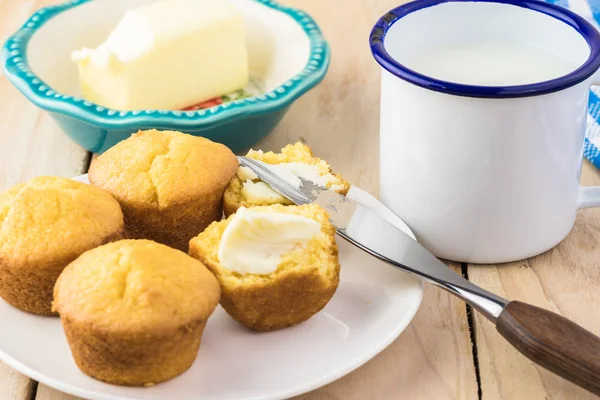 Kukuřičný Chléb Mini Muffiny Talíř Hrnek Mléka — Stock fotografie