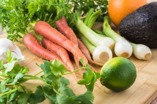 Συστατικά για ψητή χοιρινή μπριζόλα και λαχανικά με αβοκάντο o — Φωτογραφία Αρχείου