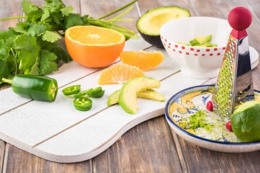 Turuncu avokado salsa için malzemeler.