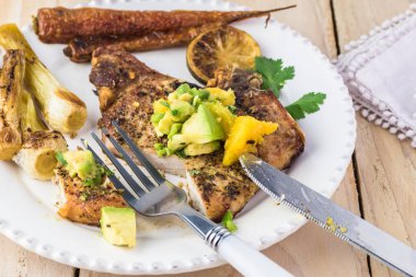 Kavrulmuş domuz eti ve sebze turuncu avokado salsa ile