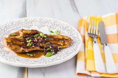 Kayısı reçeli ile ev yapımı kavrulmuş tavuk göğsü.