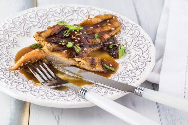 Kayısı reçeli ile ev yapımı kavrulmuş tavuk göğsü.