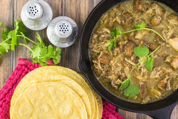 Meksika mutfağı. Yeşil soslu domuz eti.