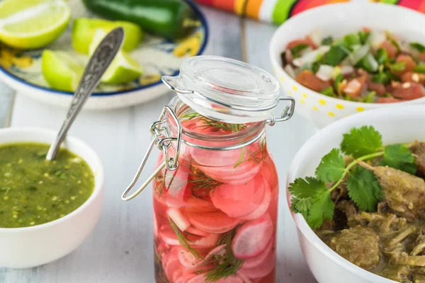 Cocina Mexicana. Cerdo en salsa verde . —  Fotos de Stock