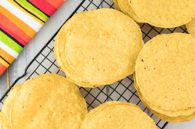 Meksika yemeği. Mısır tostadalar.