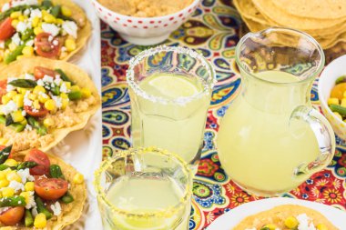 Meksika yemeği. Karçiçek püre ile Veggie Mısır tostadas.