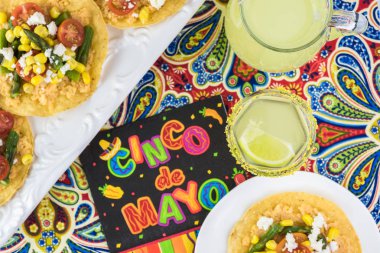Meksika yemeği. Karçiçek püre ile Veggie Mısır tostadas.
