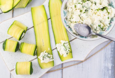 Marinara soslu peynirli kabak ruloları.