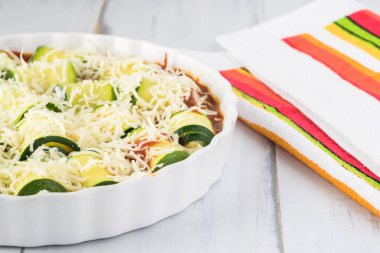 Marinara soslu peynirli kabak ruloları.