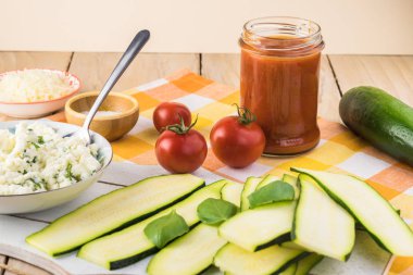 Marinara soslu peynirli kabak ruloları.