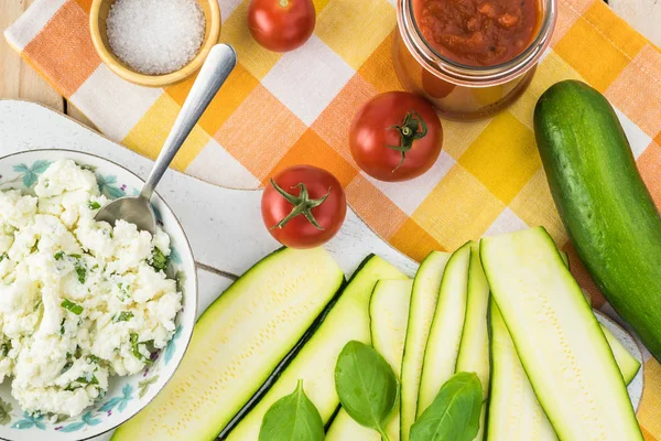 Courgette pakketten met kaas in Marinara saus. — Stockfoto