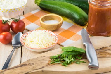 Marinara soslu peynirli kabak ruloları.