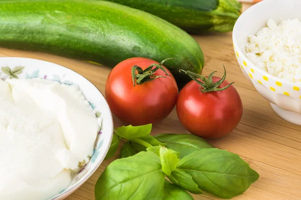 Arrotolamenti di zucchine con formaggio in salsa marinara . — Foto Stock