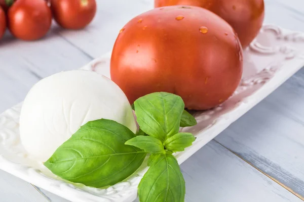 Panino al basilico alla mozzarella di pomodoro . — Foto Stock