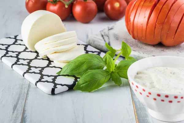 Panino al basilico alla mozzarella di pomodoro . — Foto Stock
