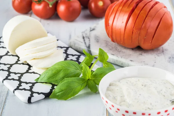 Panino al basilico alla mozzarella di pomodoro . — Foto Stock