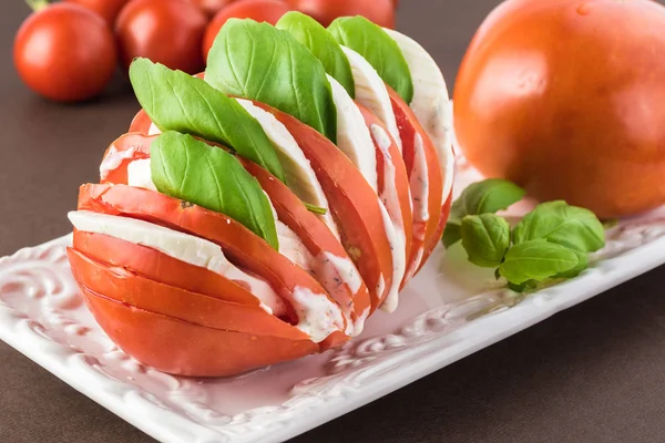 Pomidor mozzarella bazylia kanapka. — Zdjęcie stockowe