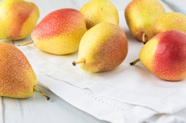 Güzel renkli olgun armut.