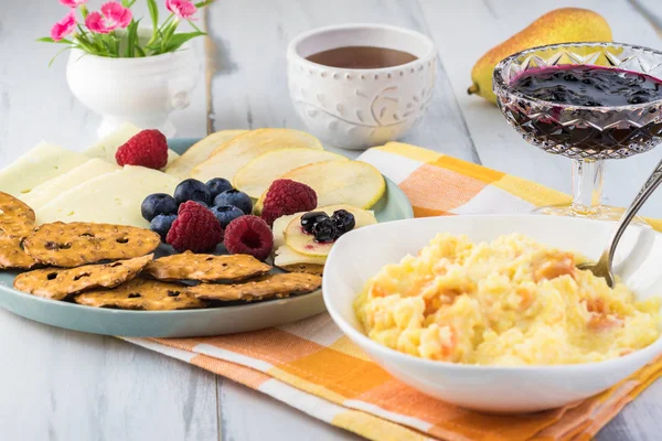 Bio-Polenta mit Milch und Kürbis. — Stockfoto