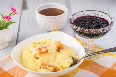 Süt ve kabak ile organik polenta.