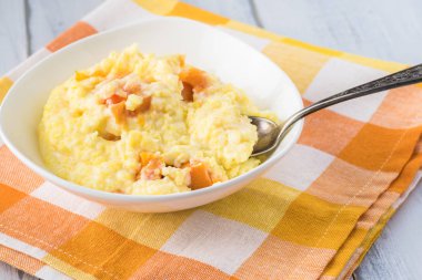 Süt ve kabak ile organik polenta.