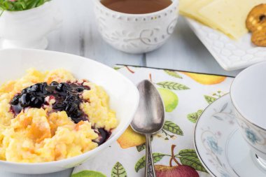 Süt ve kabak ile organik polenta.