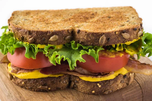 Pastırma, domates, marul ve sarı hardal ile Blt sandviç yakın.