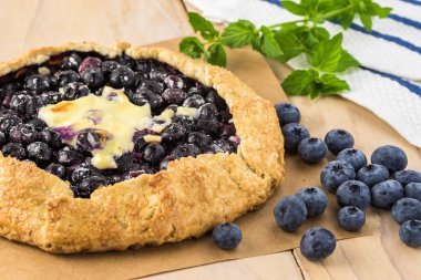 Yaban mersini cheesecake galette.