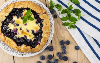 Yaban mersini cheesecake galette.