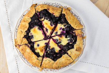 Yaban mersini cheesecake galette.