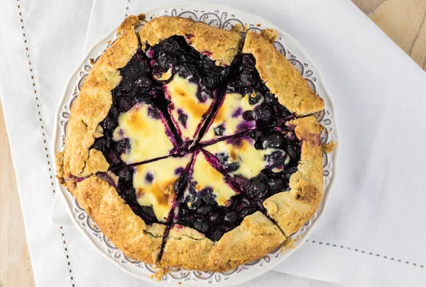 Yaban mersini cheesecake galette.