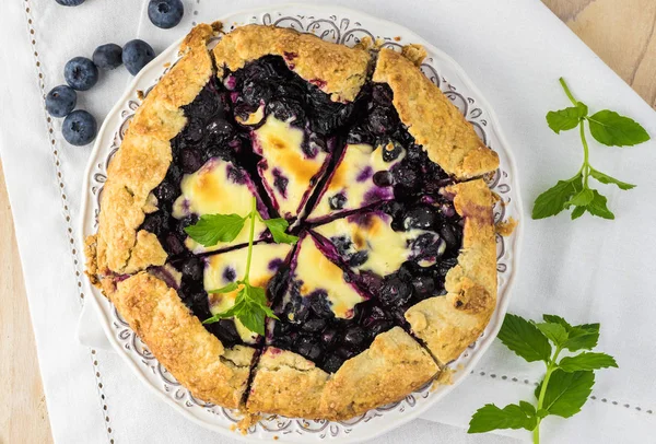 Yaban mersini cheesecake galette.