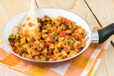 Ev yapımı lahana yaprağı tavuk enchiladas.