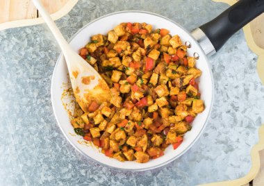 Ev yapımı lahana yaprağı tavuk enchiladas.