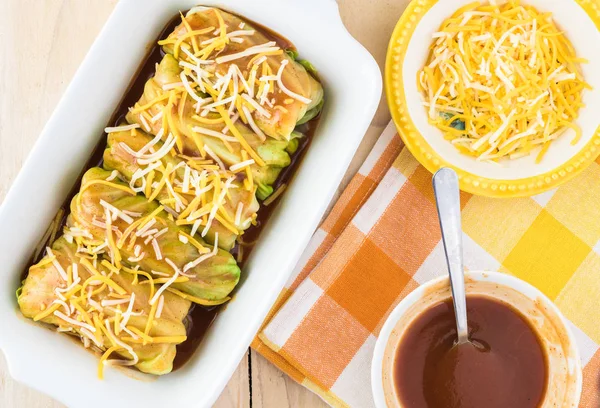 Huisgemaakte kool blad kip Enchiladas. — Stockfoto